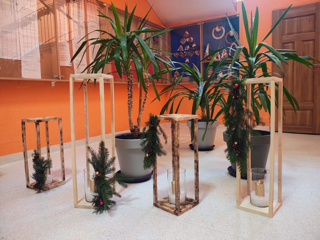 Dekoracja holu placówki - świąteczne lampiony.