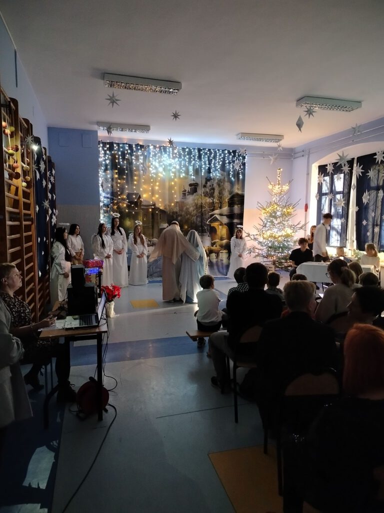 Zdjęcie przedstawia scenę jak Maryja i Józef idą do do stajenki.