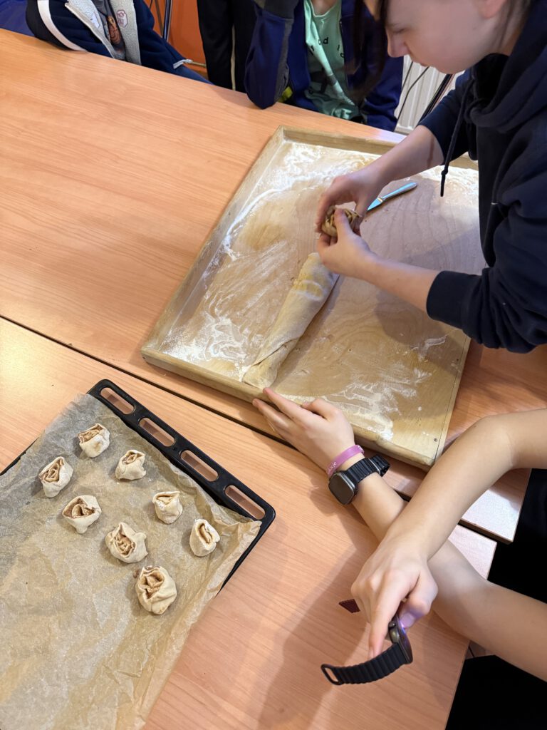 formowanie prze uczniów cynamonek