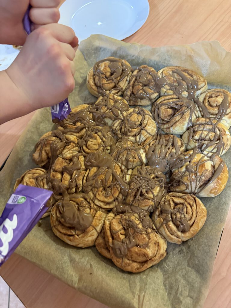 gotowe cynamonki polane czekoladową polewą