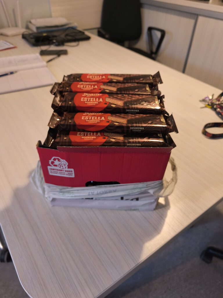 Słodycze przywiezione przez byłego wychowanka.