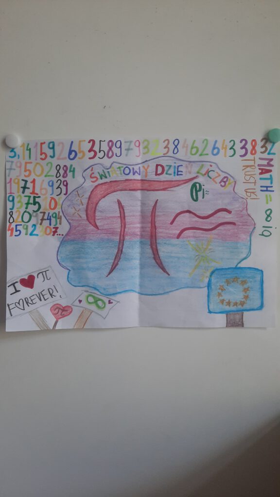Praca plastyczna - Plakat wyróżnieni e - przedstawiająca liczbę Pi w chmurze, a w koło jej rozwinięcie dziesiętne