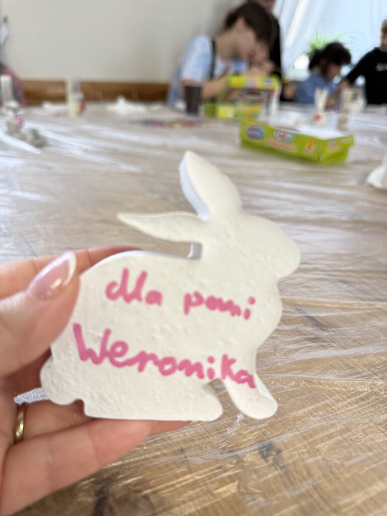 Zajączek z napisem "dla pani Weroniki"
