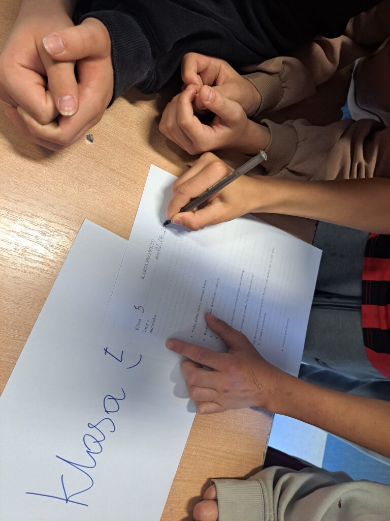 Uczniowie rozwiązują jedne z zadań: test o Polsce.