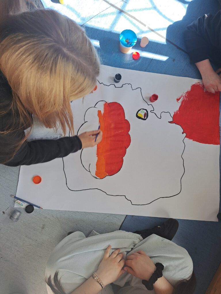 Uczniowie malują plakat "Polska moja ojczyzna"