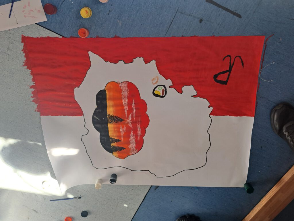 Uczniowie malują plakat "Polska moja ojczyzna"