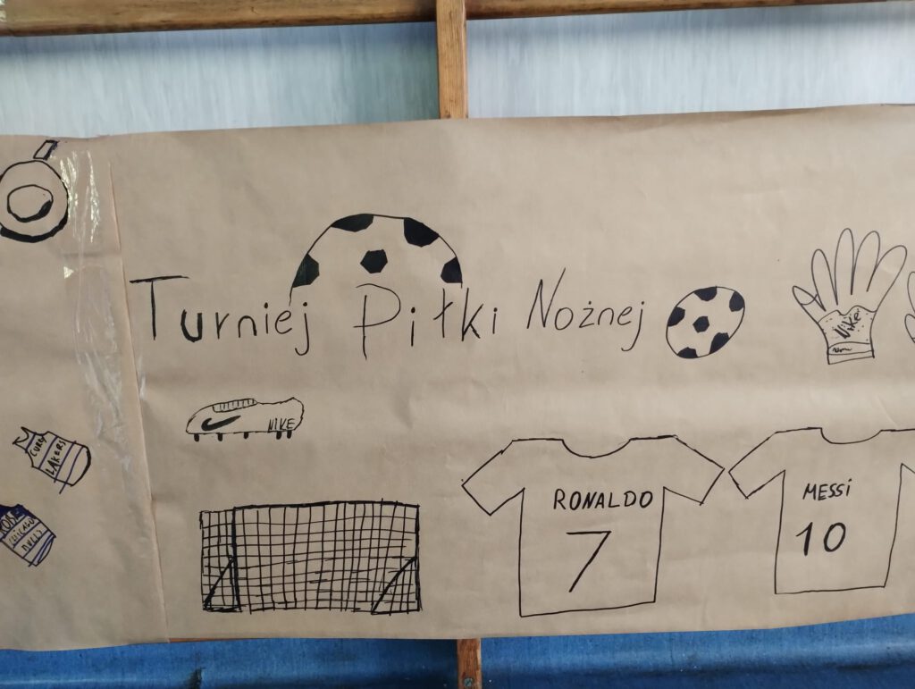 Plakat promujący grę w piłkę nożną.
